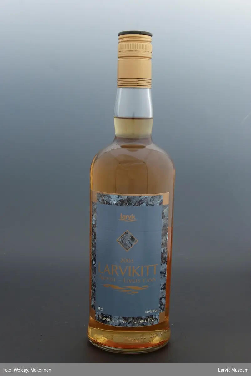 Akevitt flaske, nr.0001 av 2989 stk. Flasken ligger i en eske.