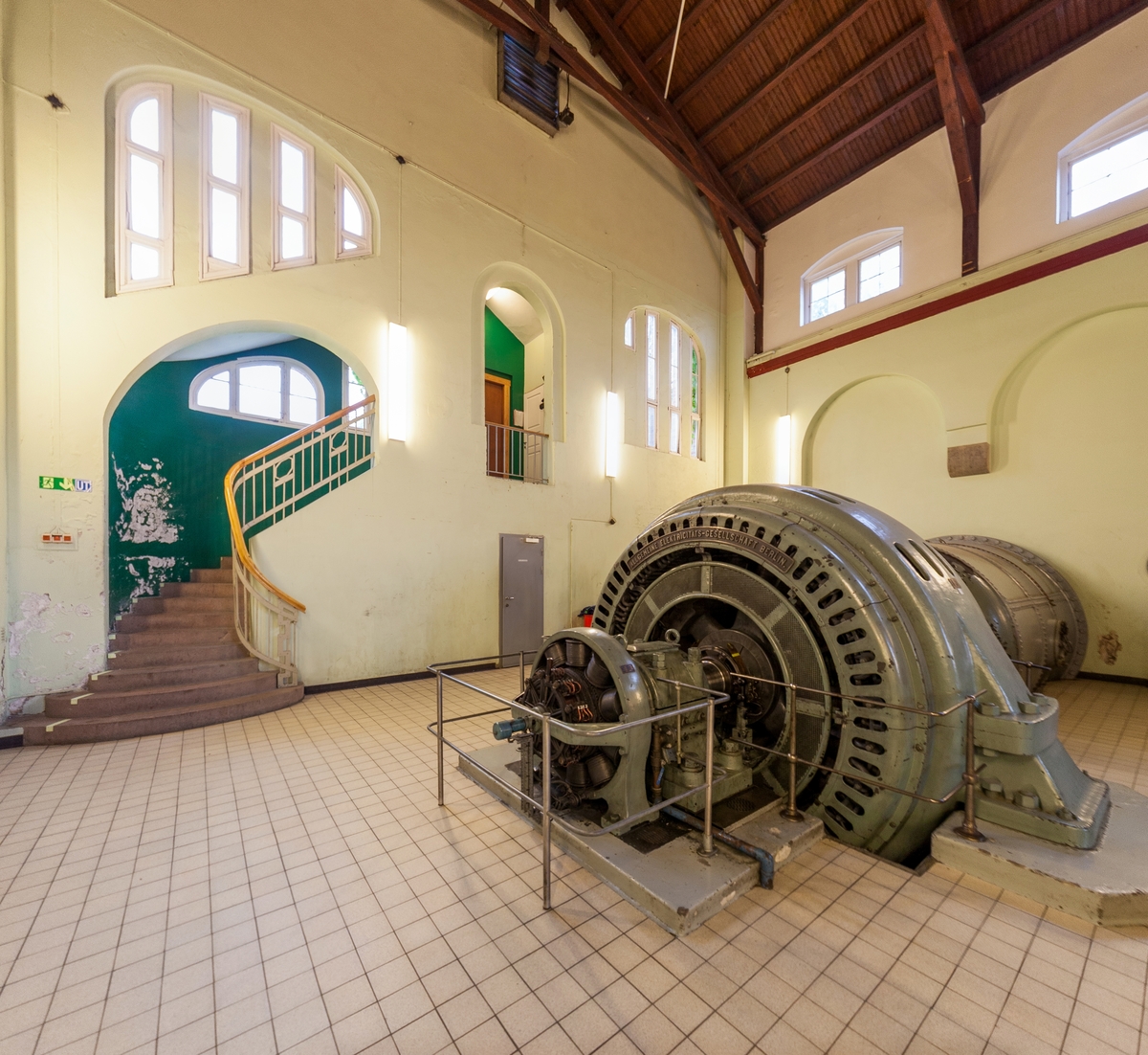 Dalsfos kraftstasjon. Maskinsalen med aggregat frå 1907. Aggregatet har vore i drift heilt sidan då, og er mest sannsynleg norges eldste aggregat som fortsatt er i drift.