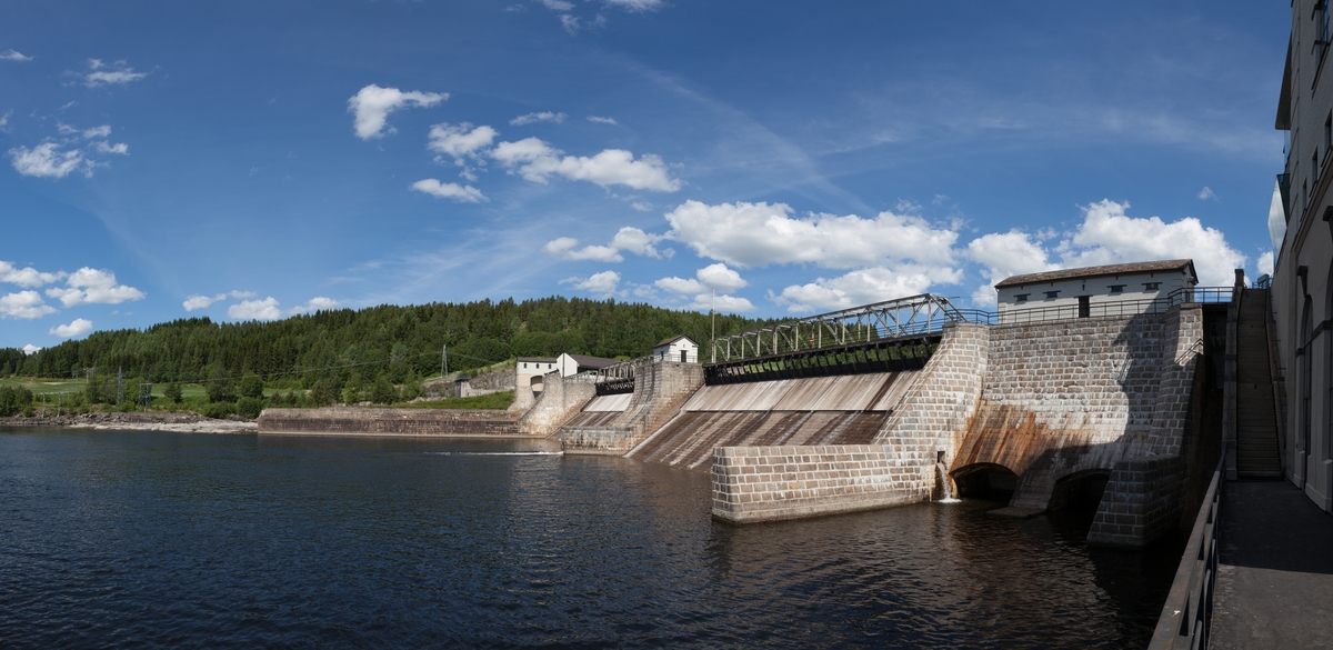 Dammen til Rånåsfoss kraftverk. Den er 180 mete lang og dimensjonert for storflom.