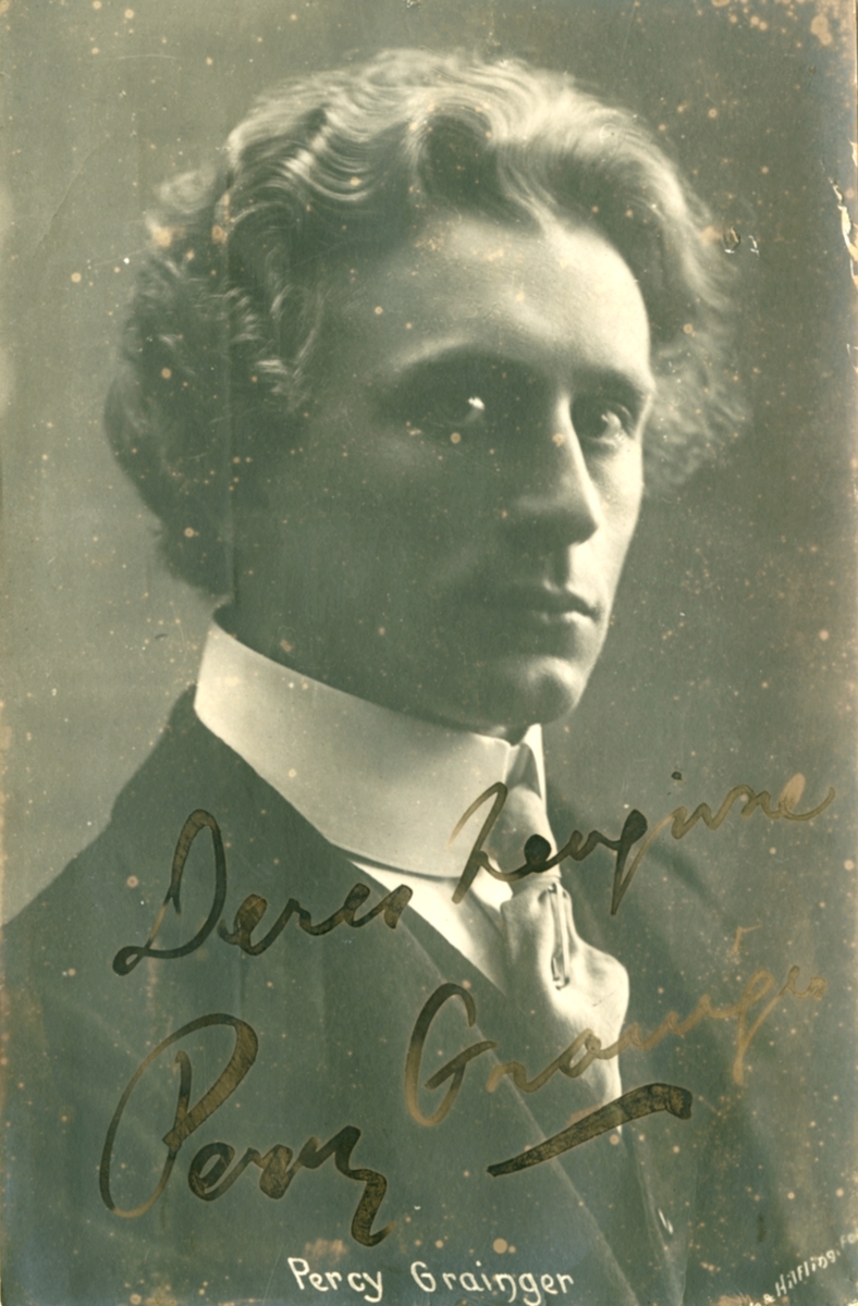 Portrett signert Percy Grainger, postkort med hilsen på baksiden.