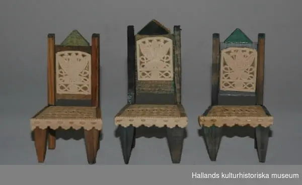 Dockmöbel - stolar. 3 stycken av grönmålat trä med påklistrat gulvitt spetsmönstrat papper.