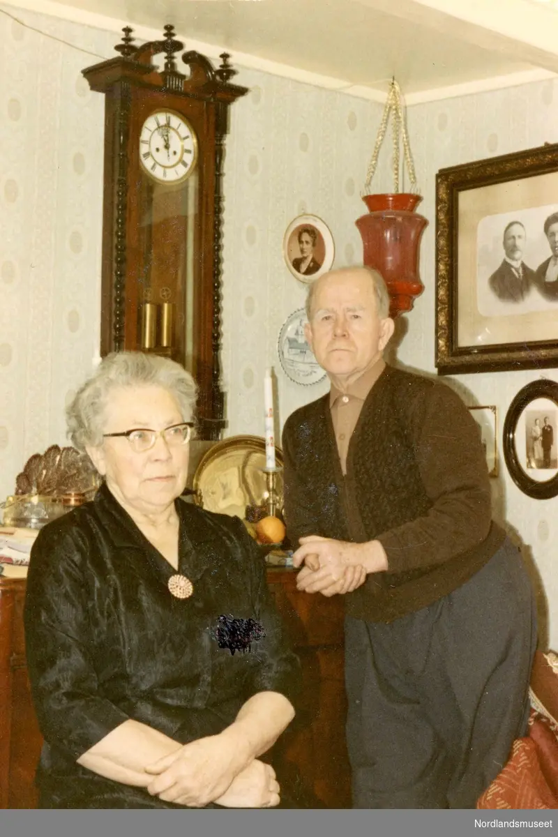 Eldre ektepar fra Bogøy. Susanna (Sanna) og Torleif Åsgård. I mange år var de pedeller på Bogen skole.