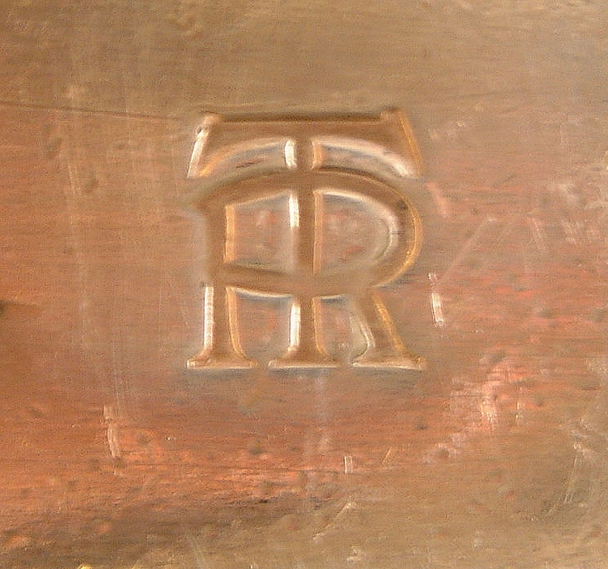 Stort ovalt uppläggningsfat i nysilver med TR märkning.