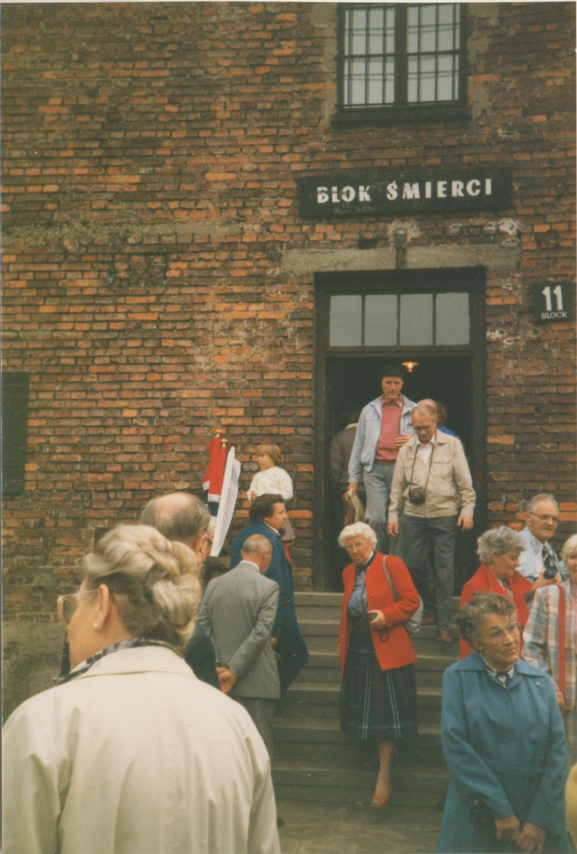 Markering i Auschwitz. Bildet er tatt 20.09.1987 under en tur arrangert av Foreningen av politiske fanger 1945-1945. Turen gikk til Øst-Tyskland, Polen, Tsjekkosloviakia og Vest-Tyskland, 14.09.-02.10.1987.