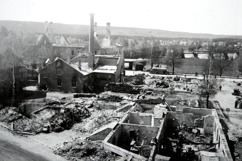 Elverum i ruiner etter bombinga 11. april 1940. Foto: Olav Tjønneland / Anno Domkirkeodden. (Foto/Photo)