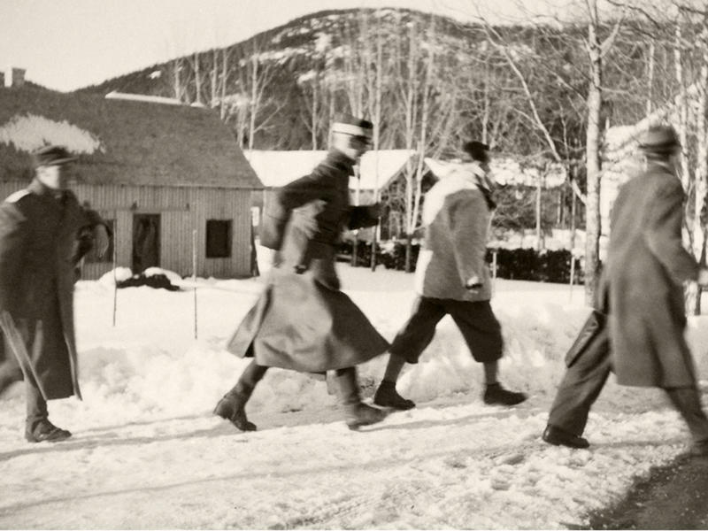 Kongen flykter unna tysk flyangrep i Nybergsund på ettermiddagen 11. april 1940. Foto: Johan Wilhelm Clüver / De kongelige samlinger (www.kongehuset.no). (Foto/Photo)