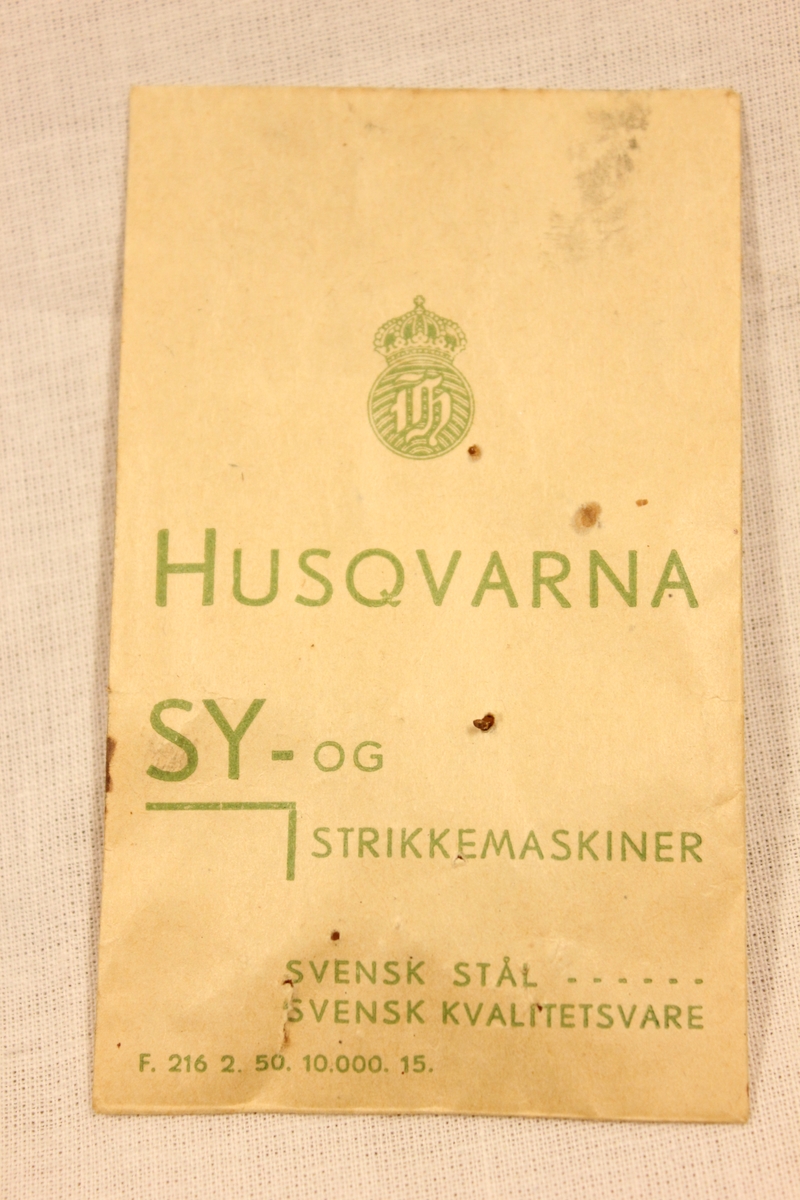 Strikkemaskin av merket "Husqvarna FAMA med femtråder ringelapparat" på understell i tre. Det er følger med diverse ekstra nye nåler(bilde 10 og 11), bruksanvisning(bilde5) Inne i boken står det "Helsingborg 1935. Schmidts Boktryckeri A.-B 1549 osv.