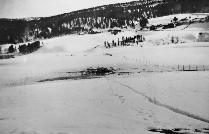 Bombekrater ved Atnbrua, trolig 24. april 1940. Foto: Anno Musea i Nord-Østerdalen, (Foto/Photo)