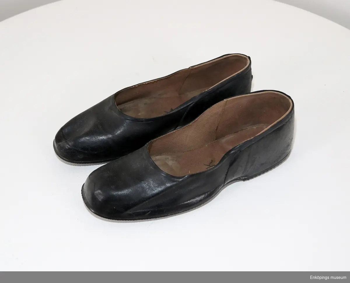 Svarta skor av gummi. Låga galoscher i ballerinamodell. Storlek 9 1/2.