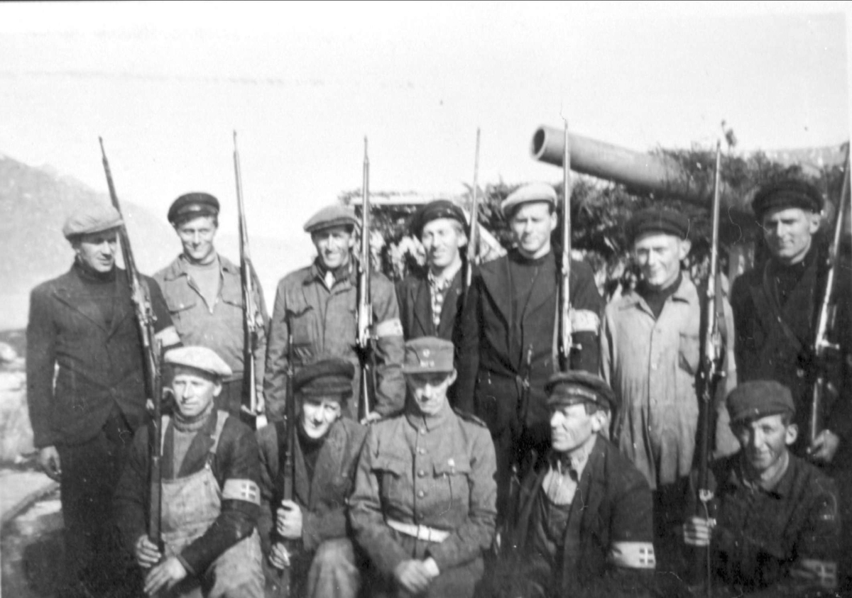 Bessebostad Skytterlag på vakt i en tysk kanonstilling på Ytre Elgsnes under frigjøringen.