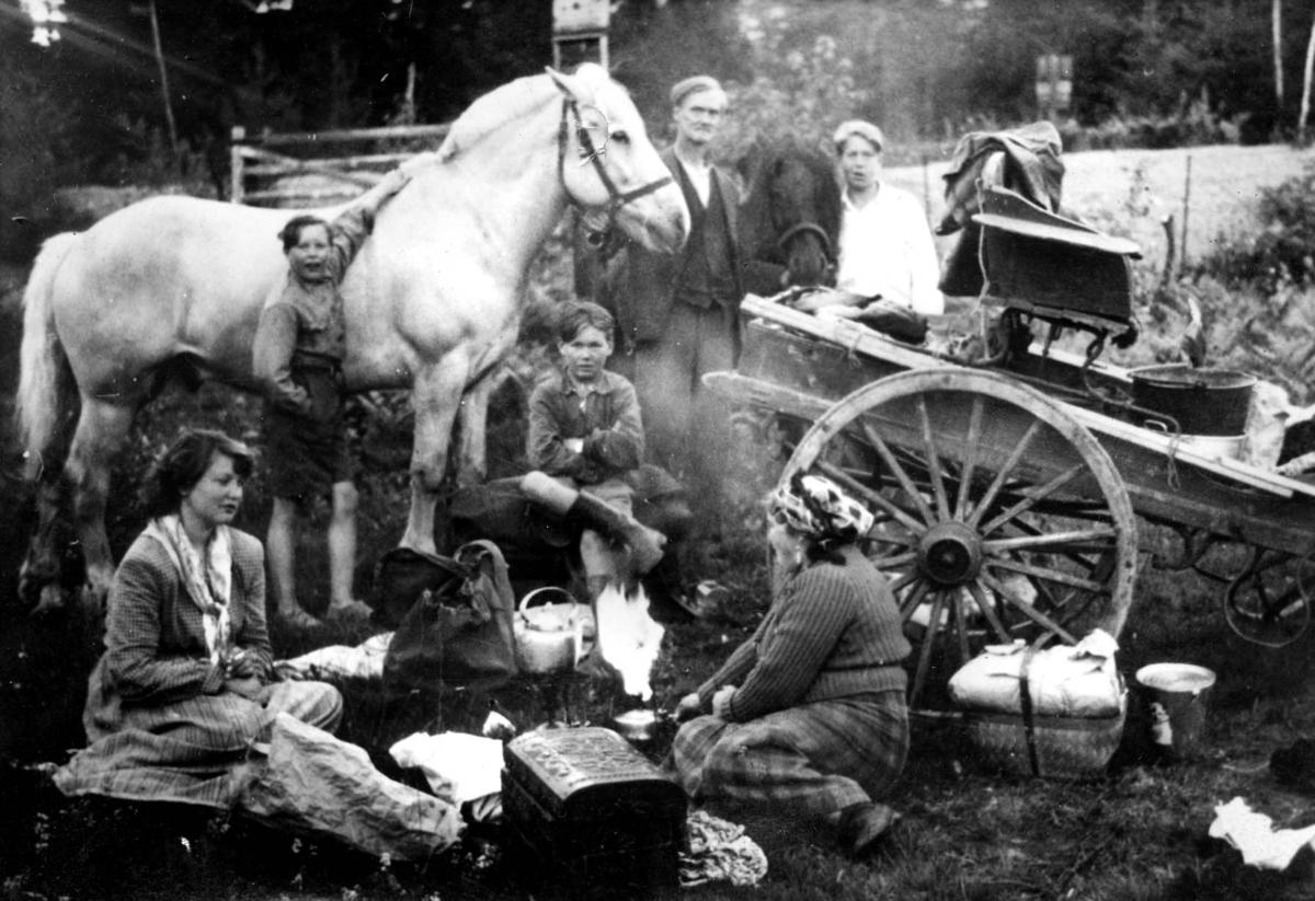 Familien Karlsen tar en rast i bakken, ca. 1950 i Elverumstraktene.