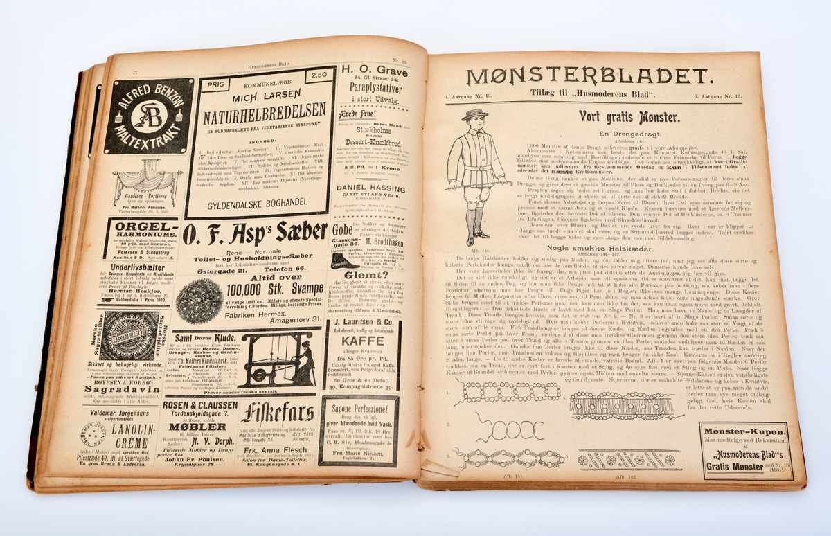 Ukebladet Husmoderens Blad nr.1-52 fra antatt 1901 er innbudet som bok med stive permer.