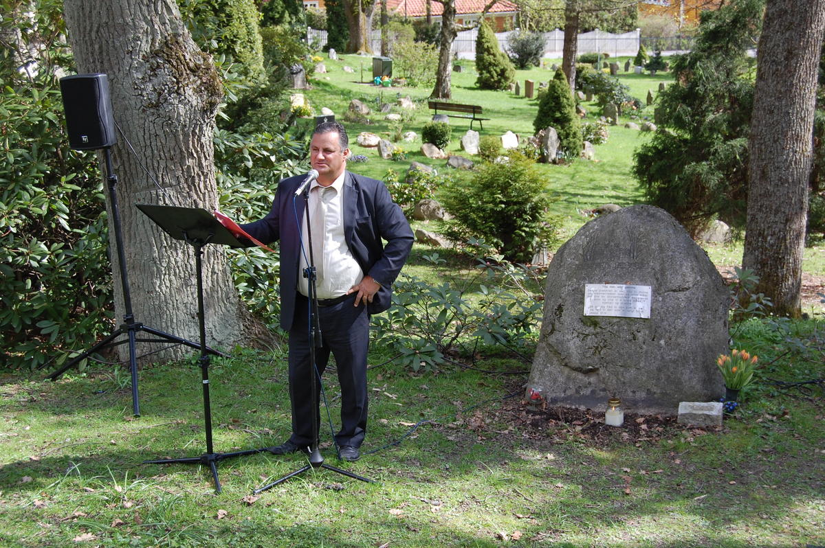 Holger Gustavsen (Taternes Landsforening) taler ved «Skammens stein», Ris kirkegård, Oslo
