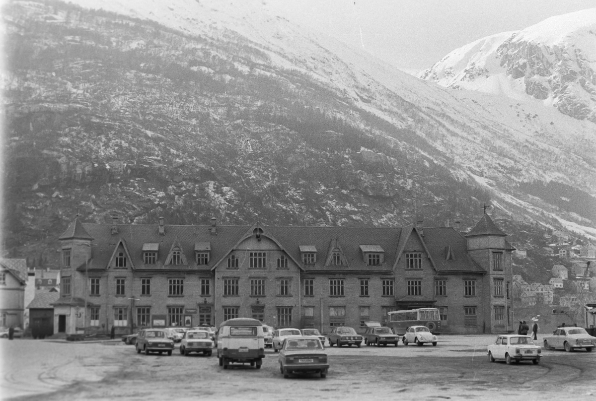 Oversiktsfoto av heile austfasaden av det gamle rådhuset/Hotel Hardanger.