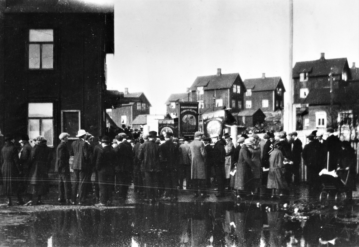 1. mai-markering utenfor Folkets hus i Kirkenes i 1922. Det er tre fagforeningsfaner synlige i bildet, blant dem Arbeiderforeningen Nordens Klippe sin.