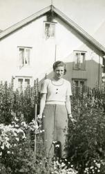 Honningsvåg. Svanhild Hansen (g. Haabeth), i hagen ved sitt 