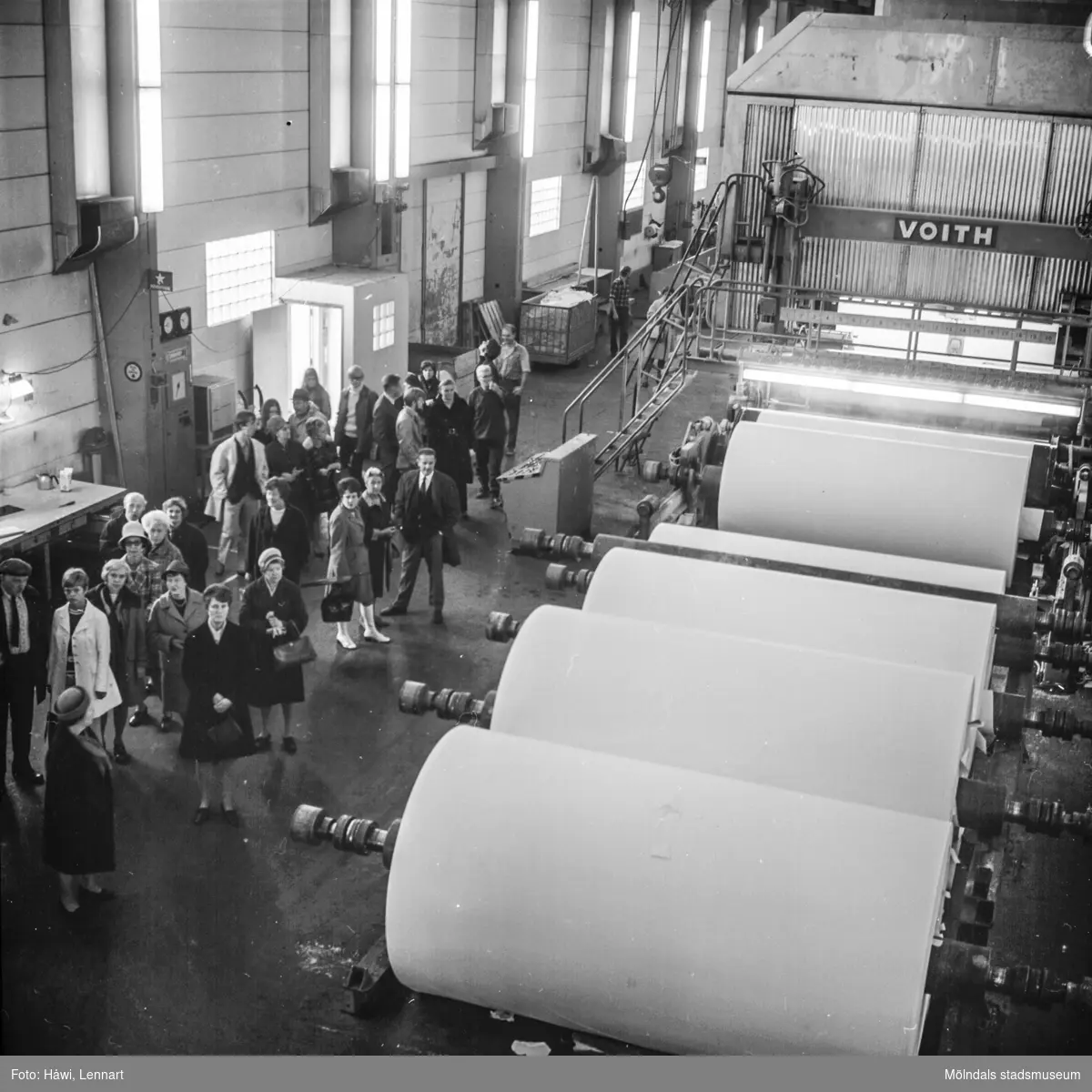Fabriksvisning vid Pappersmaskinen Nr 5 (PM5) för Papyrus anställdas anhöriga. Pappersbruket Papyrus i Mölndal, 10/10-1970.