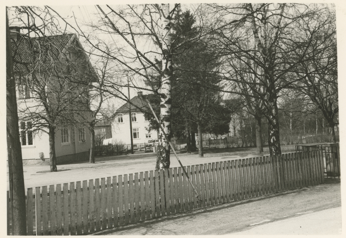 Høiden skole, tre bilder.
Historikk: Flyttet fra Rygge til Moss i 1938. Revet i 1968.