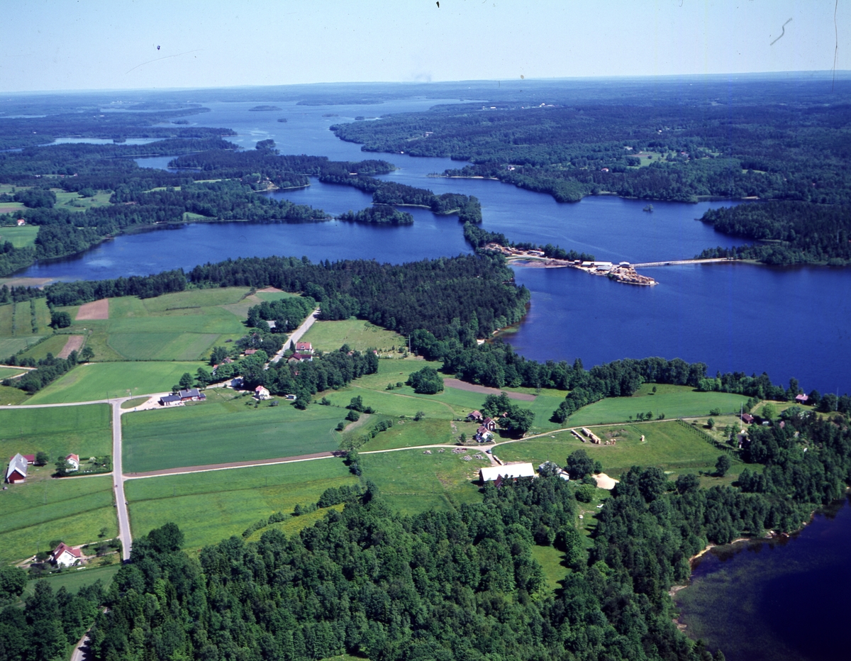 Färgfoto. Vy över Bolmsö, med bron över till fastlandet vid Tannåker ...