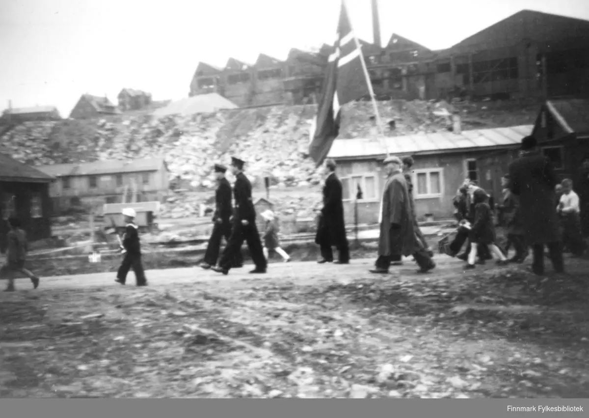 Bildet viser 17.mai feiring Kirkenes 1945.