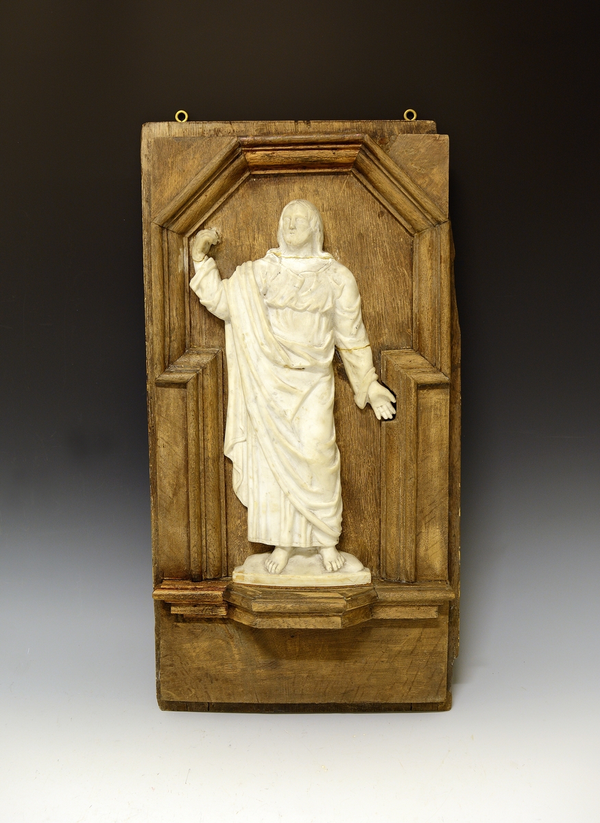 Fra protokollen (Hoel):
Kristusfigur av marmor fæstet paa ramme av ek.