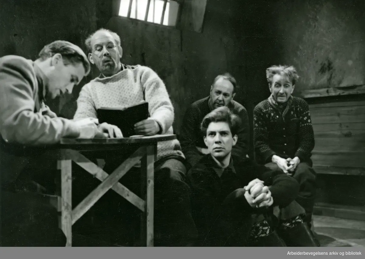 Scene fra Vollan-fengslet i filmen "Englandsfarere". Knut Wigert og Sigurd Magnusson til venstre.