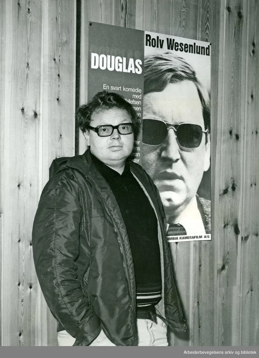 Pål Bang Hansen (1937-2010). Filmregissør. Fotografert 1970 med plakaten til hans spillefilm Douglas, hvor Rolv Wesenlund spilte hovedrollen..