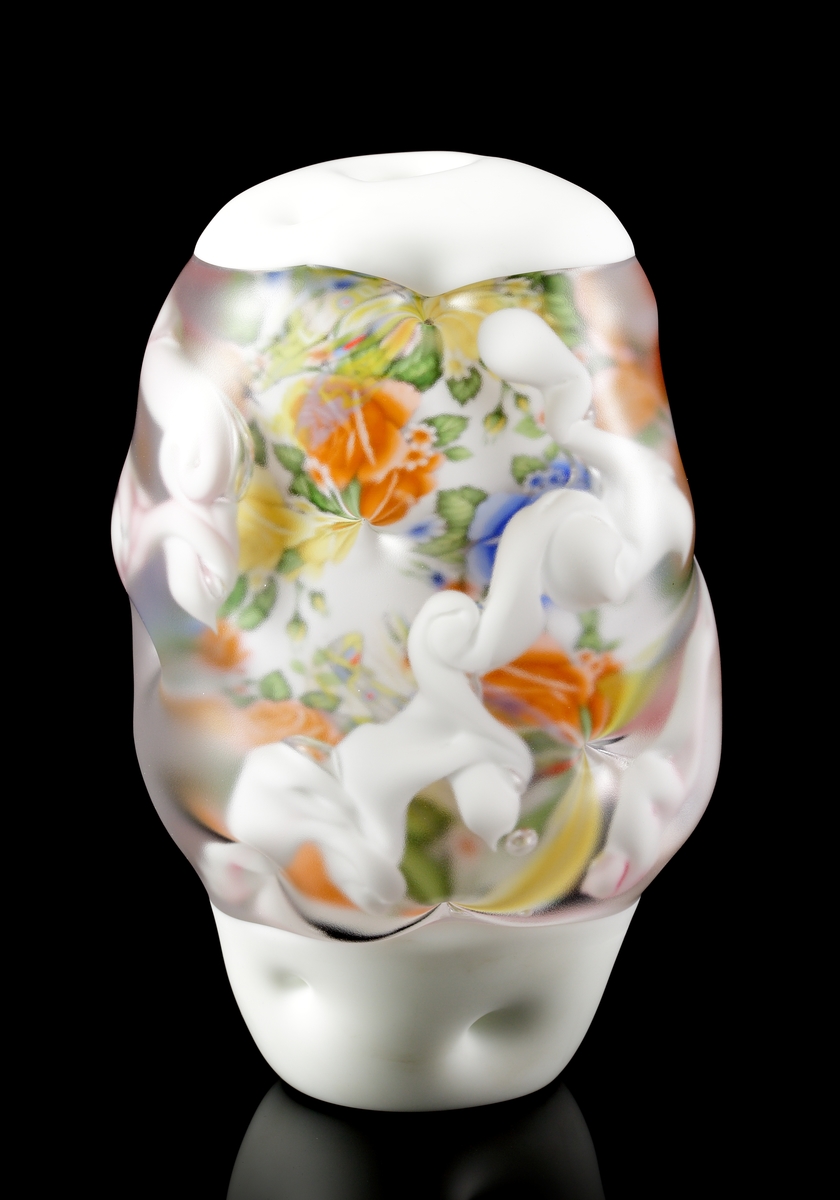 "Fabula" av Per B. Sundberg, med blomsterdekor bakom en blästrad yta, över och underdel är i vitt glas. Blomsterdekoren är utförd i en värmetålig dekal.