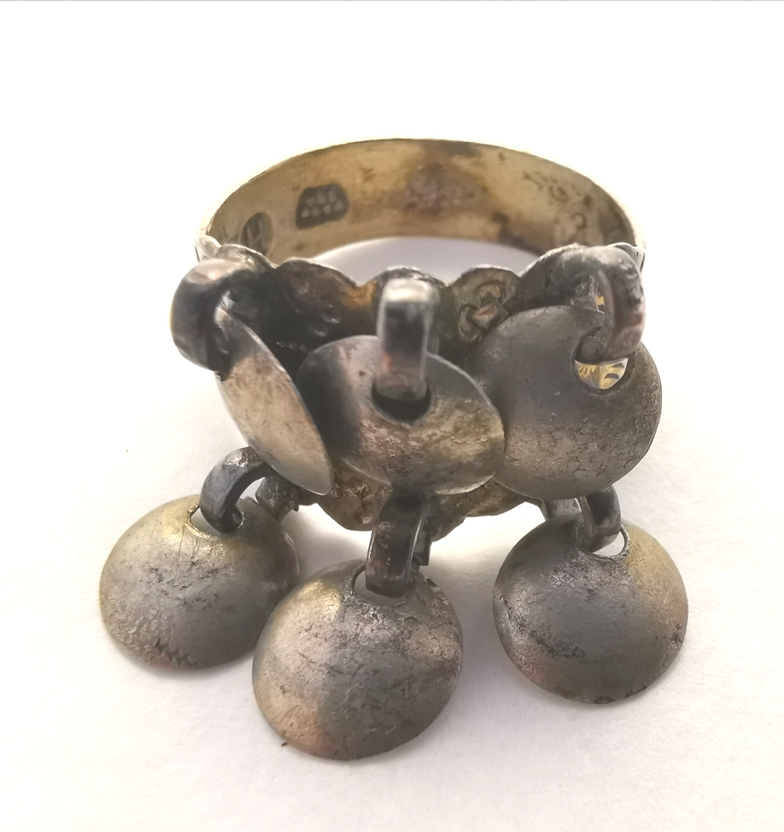 Form: Forgyldt ring med 6 lauv foran.
Kjøpt i Norum 1900.
