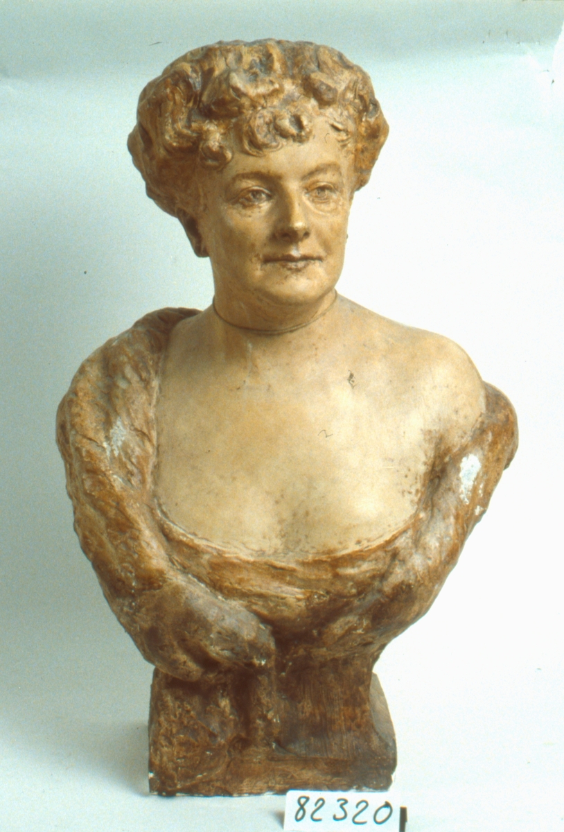 Skulptur, byst föreställande Fru Weygand (?).