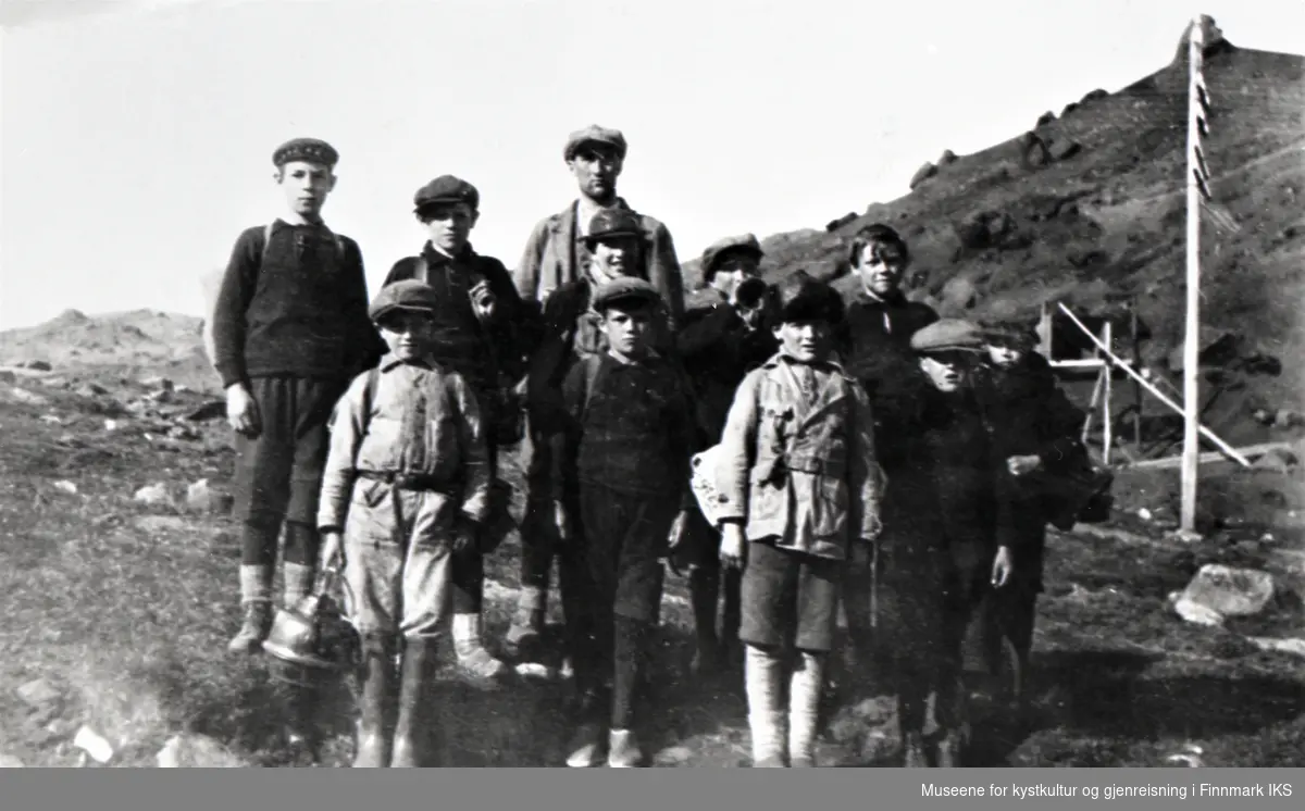 Guttespeidere på tur på Magerøya. Ca. 1930.