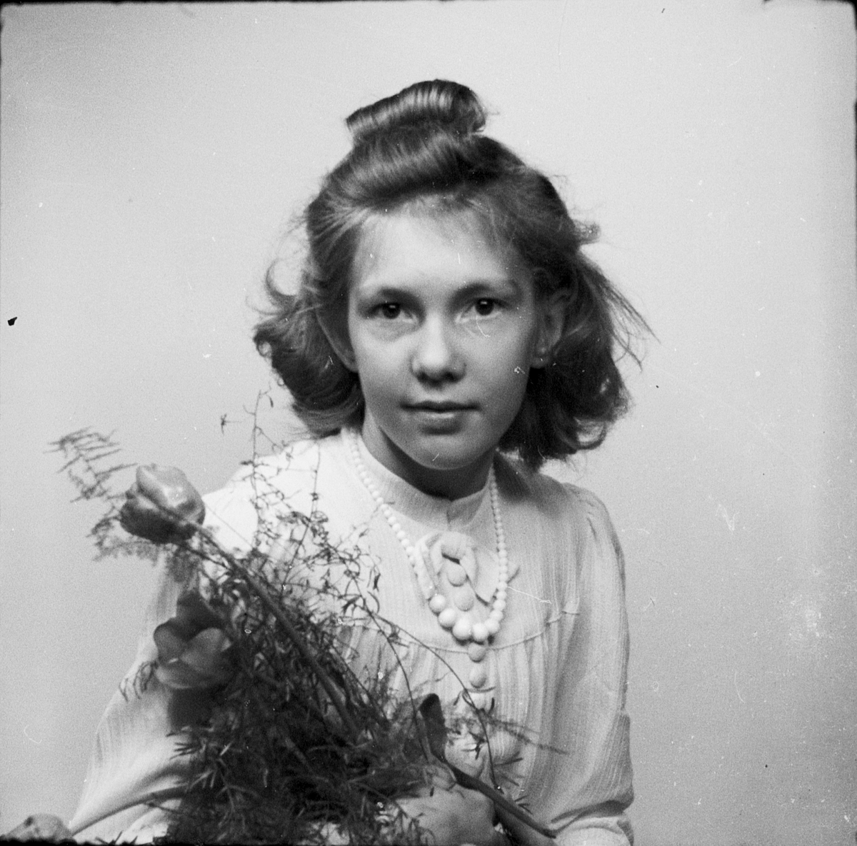 Ateljéporträtt - ung kvinna, Östhammar, Uppland