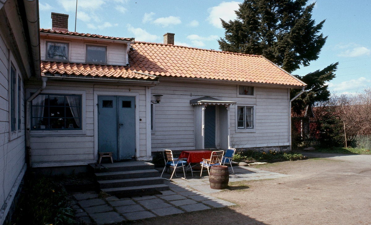 Tulebo Nordgård 1:4 "Buskens", "Dahlbecks" år 1980. Gårdshus från 1800-talet. Inköpt 1917 av byggmästare och ingenjör Karl Alberts. Senare bodde familjen Nils och Gunnel Dahlbeck här.