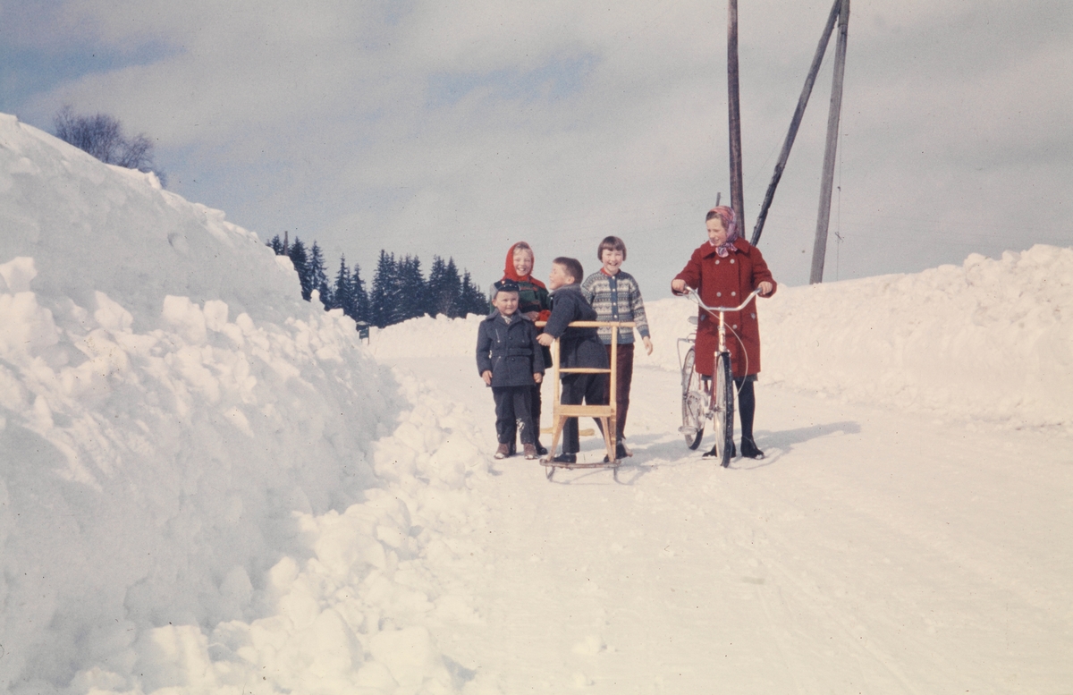 På tur med sparkstøtting og sykkel snøvinteren 1960