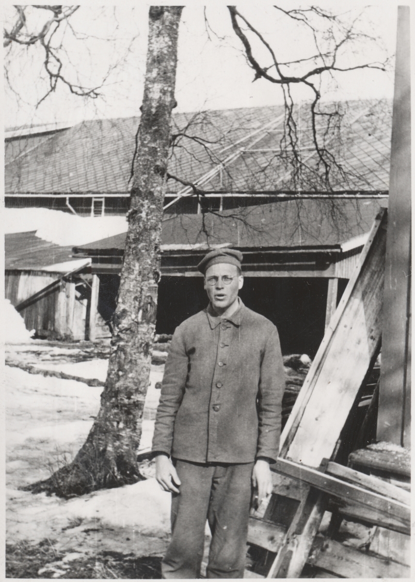 Falstadfange Johannes Hoseth. Han var blant "Trondheimsgislene" på Falstad mars-juni 1942. Bildet er tatt på Falstad nedre, på baksida (vestsida) av driftsbygningen. Dette bildet og flere i samme serie er tatt med et kamera Hoseth fikk smuglet inn.
