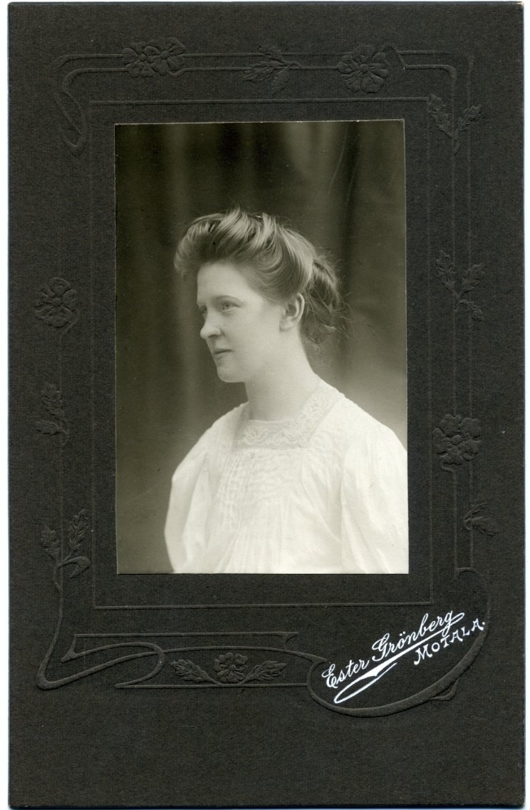 Kabinettsfotografi: bröstbild av okänd ung kvinna i profil.