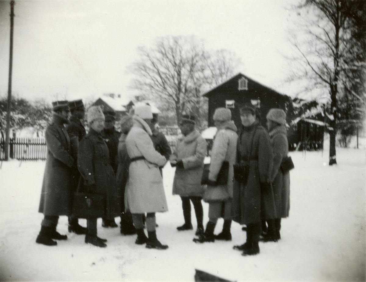Text i fotoalbum: "Taktiskt frysning Säby 1933. Kritik med mer eller mindre intresserade åskådare".