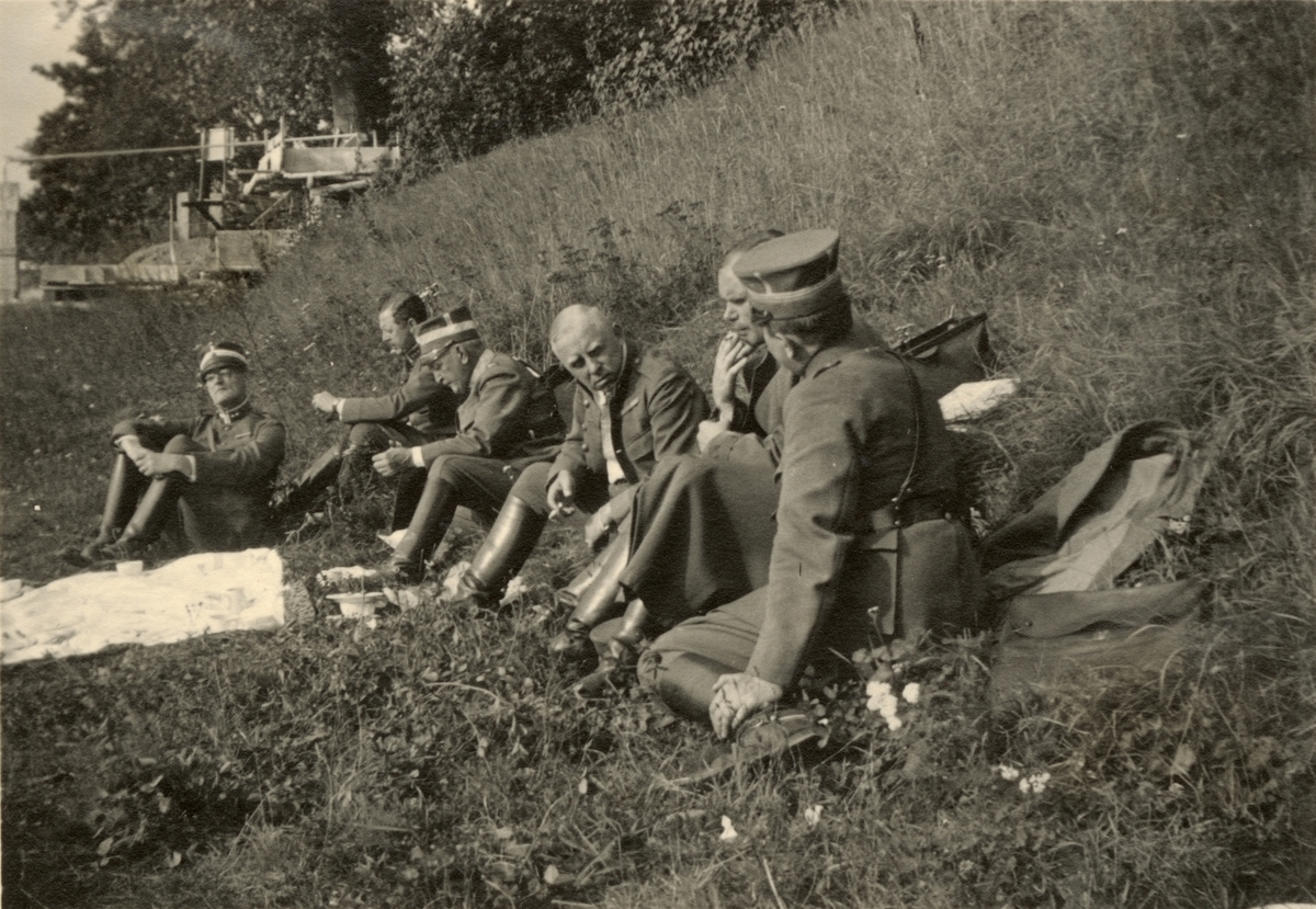 Text i fotoalbum: "1934. Som instasp med på general Hultkrantz sista int. fältövning våren 1934 i St. Tuna. Lunchpaus vid Dalälven".