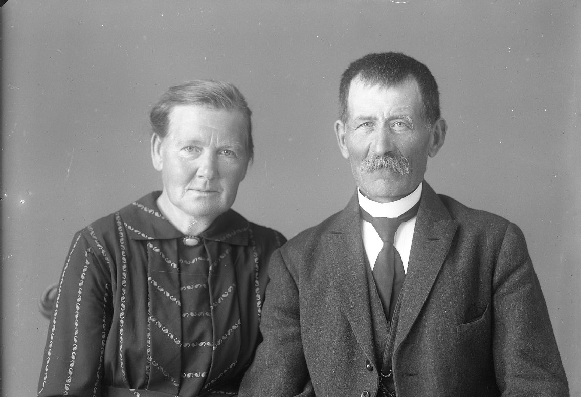 Ett äldre par, en man och en kvinna, i bröstbild. Det är Andersson från Stadsberget i Gränna.