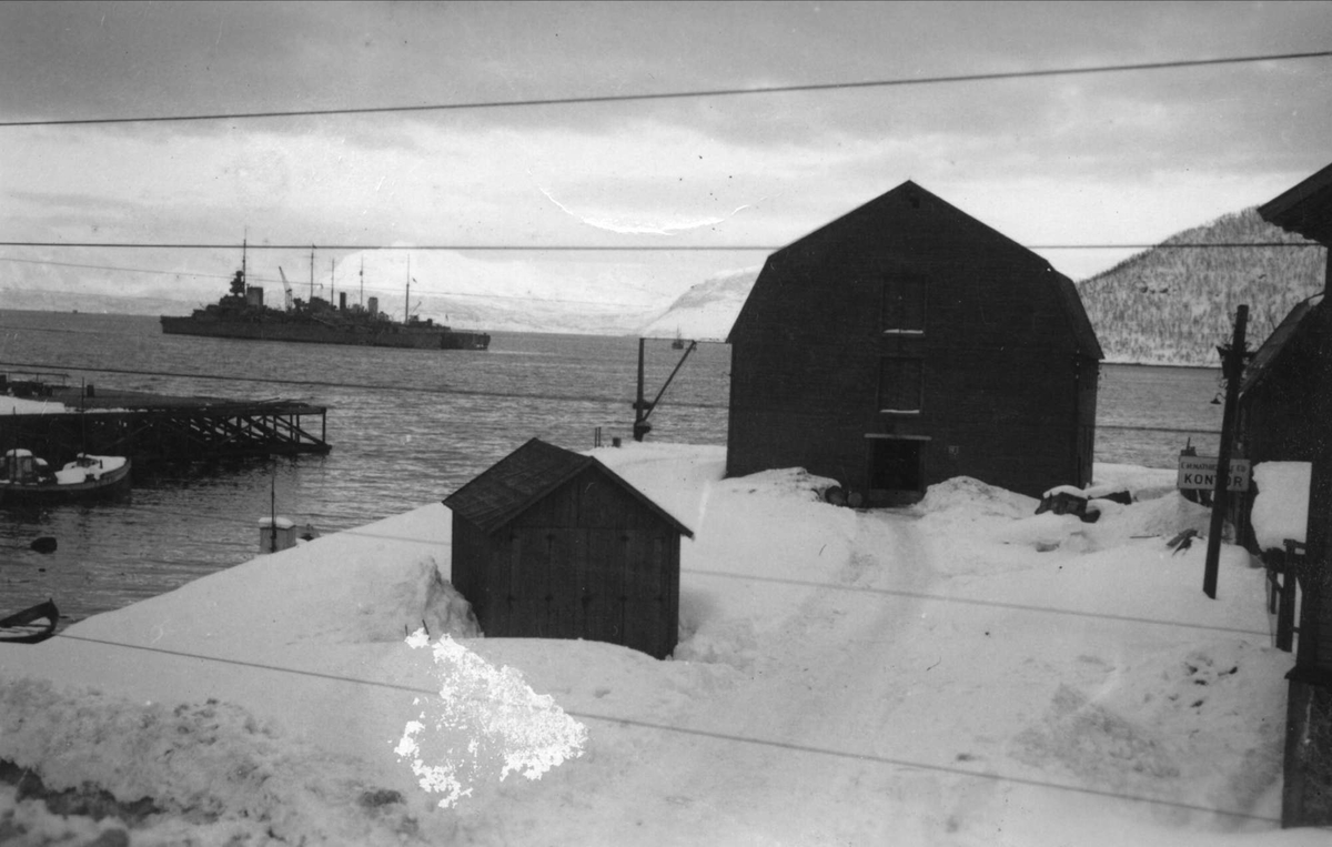 Alliert krigsskip på havna i Harstad. Kaimiljø  i forgrunnen.