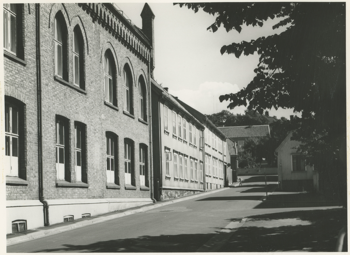 Chrysties gate. Til venstre Moss høyere skole. I bygningen lengst borte holdt Moss bibliotek til i sin tid. De to øverste bygningene ble revet i 1963.