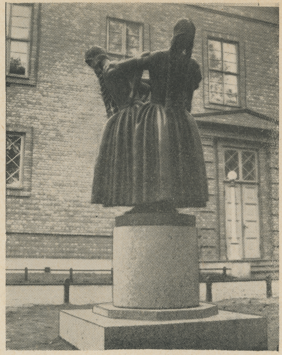 Skulptur utenfor Moss bibliotek, står på Kong Haakons plass.