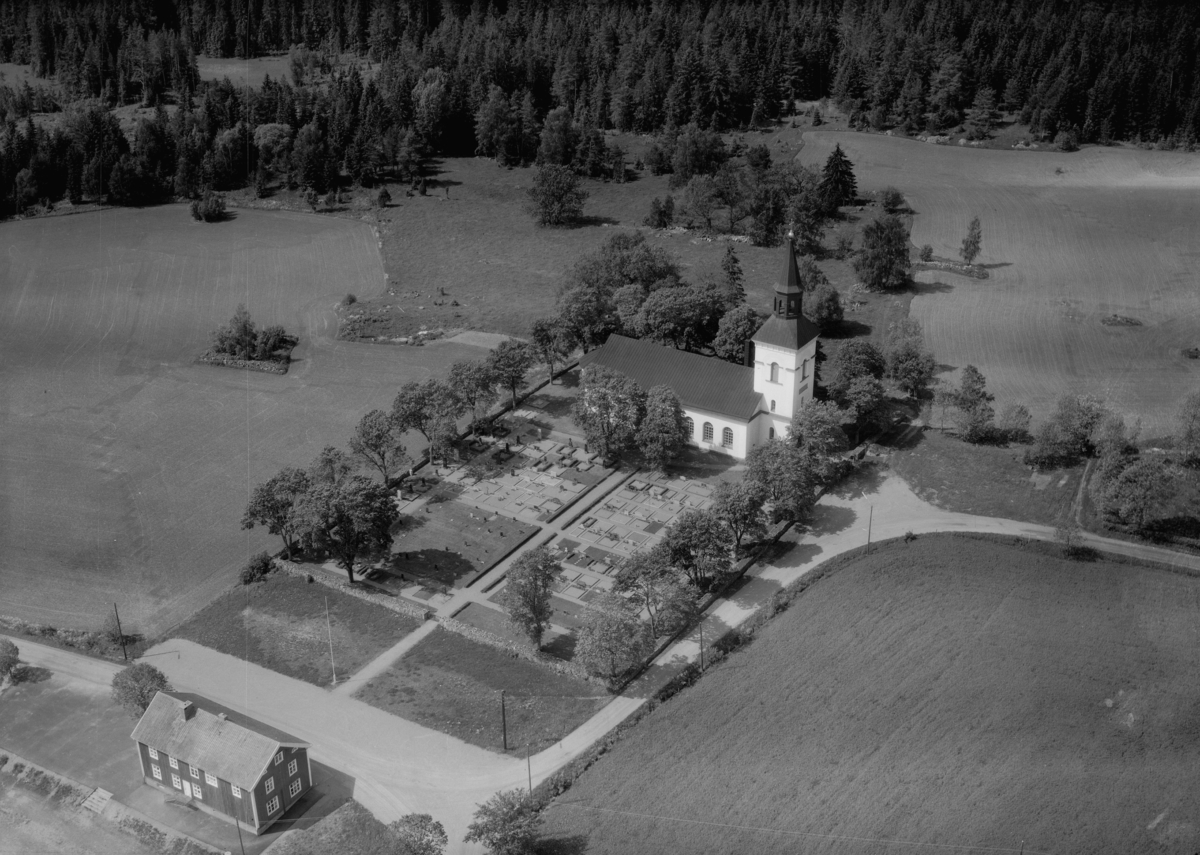 Flygfoto över Svarttorps kyrka i Jönköpings kommun. 1304 / 1966