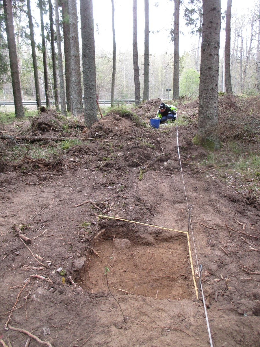 Arkeolog gräver provruta i Höreda socken i Eksjö kommun.