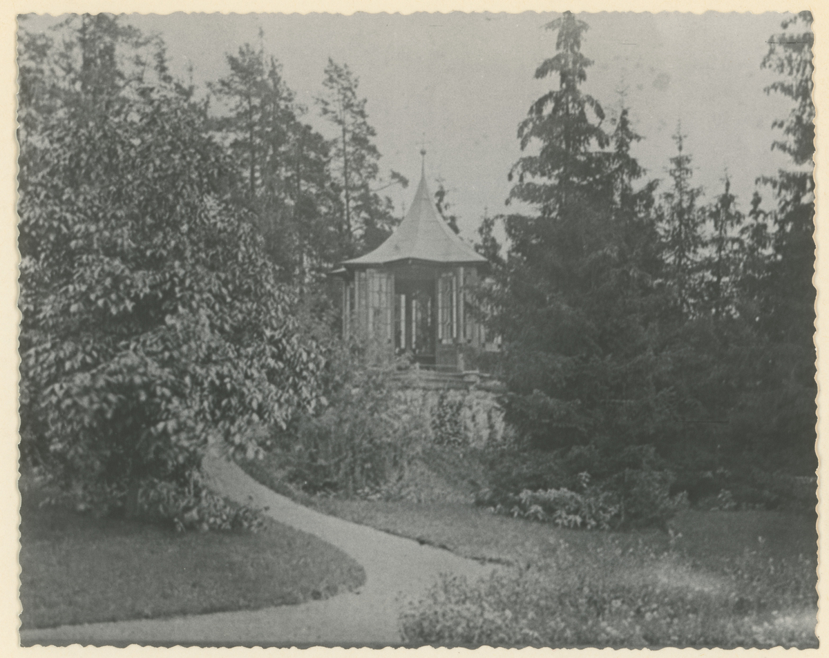 Paviljong på Orkerød gård på Jeløy, ca. 1890. To eks. av samme bilde.
Historikk: Ble senere flyttet til Larkollen hvor den stod på stranden ved Støtvig Hotell fra begynnelsen av 1900-årene og i mange år fremover.