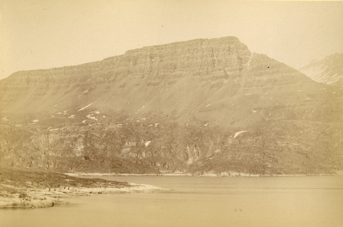 Svenska Grönlandsexpeditionen 1883. Basaltfjäll vid Godhavn/Qeqertarsuaq.