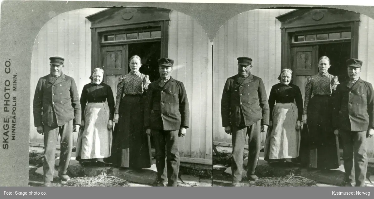 Fra høyre Isak Skage, hans kone? og hans svigerforeldre