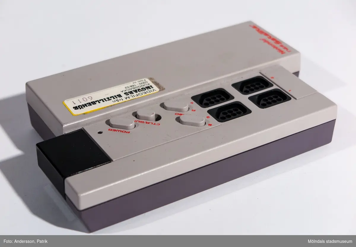 Trådlös 4-spelsadapter till Nintendo. Den består av två delar: En sändare som kopplas in i konsolen och en kontrolldel.

NES Satellite ger upp till fyra spelare möjlighet att spela samtidigt. 

Adaptern har fyra anslutningar för handkontroller eller ljuspistoler samt fyra knappar: "Turbo A och B", "CTRL/Gun" och "Power".