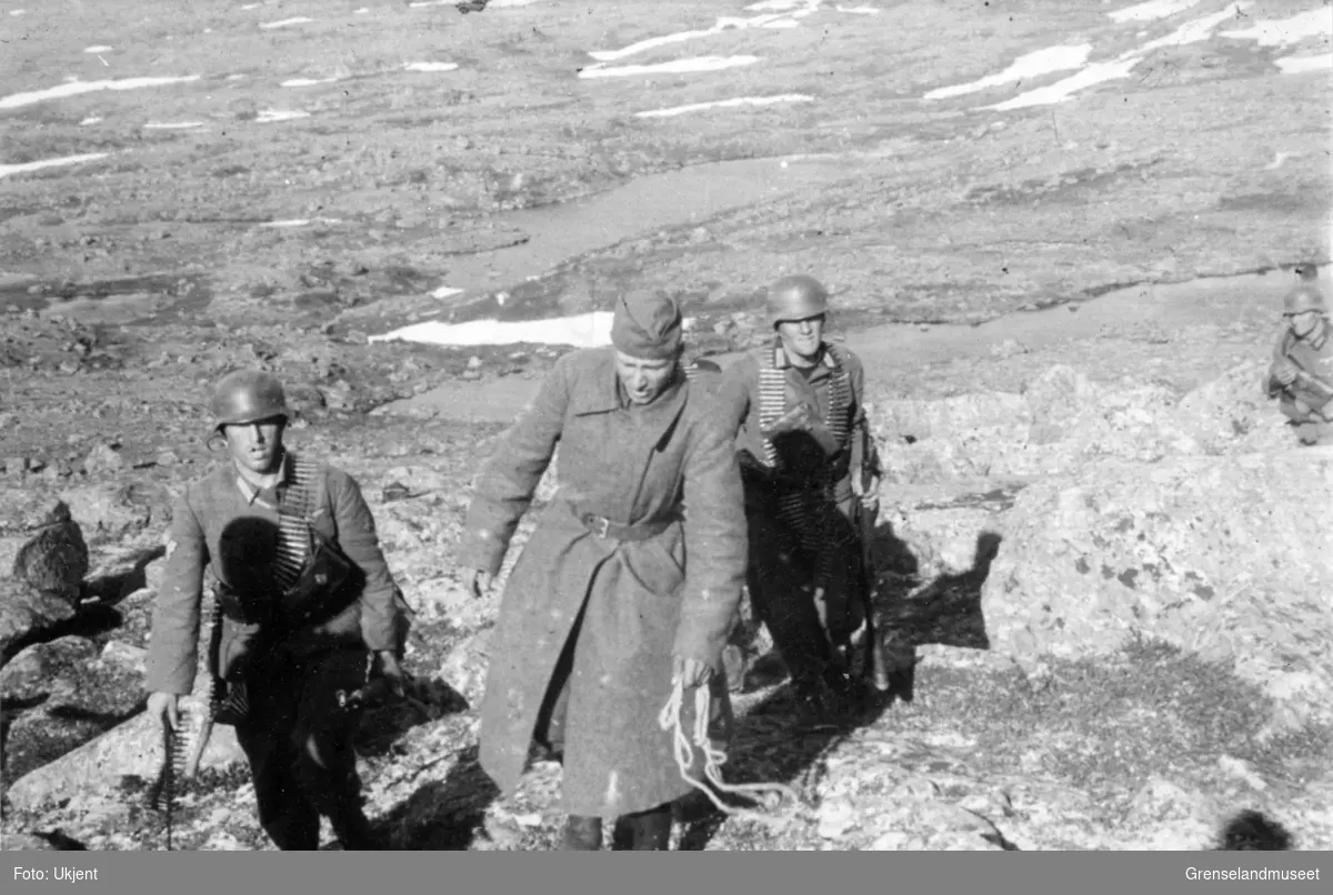 Litzafronten. 2 sovjetiske krigsfanger blir etter en summarisk rettergang i felt, funnet skyldige i å skulle ha torturert og slått ihjel  8 tyske soldater som var sluppet opp for ammunisjon og ville overgi seg. Soldatene tilhørte 12/139, datoen var 14.09.1941. 