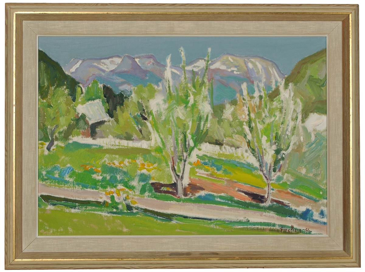 Oljemålning på pannå. Vårlandskap med fjäll i bakgrunden och två vita blommande fruktträd i förgrunden.